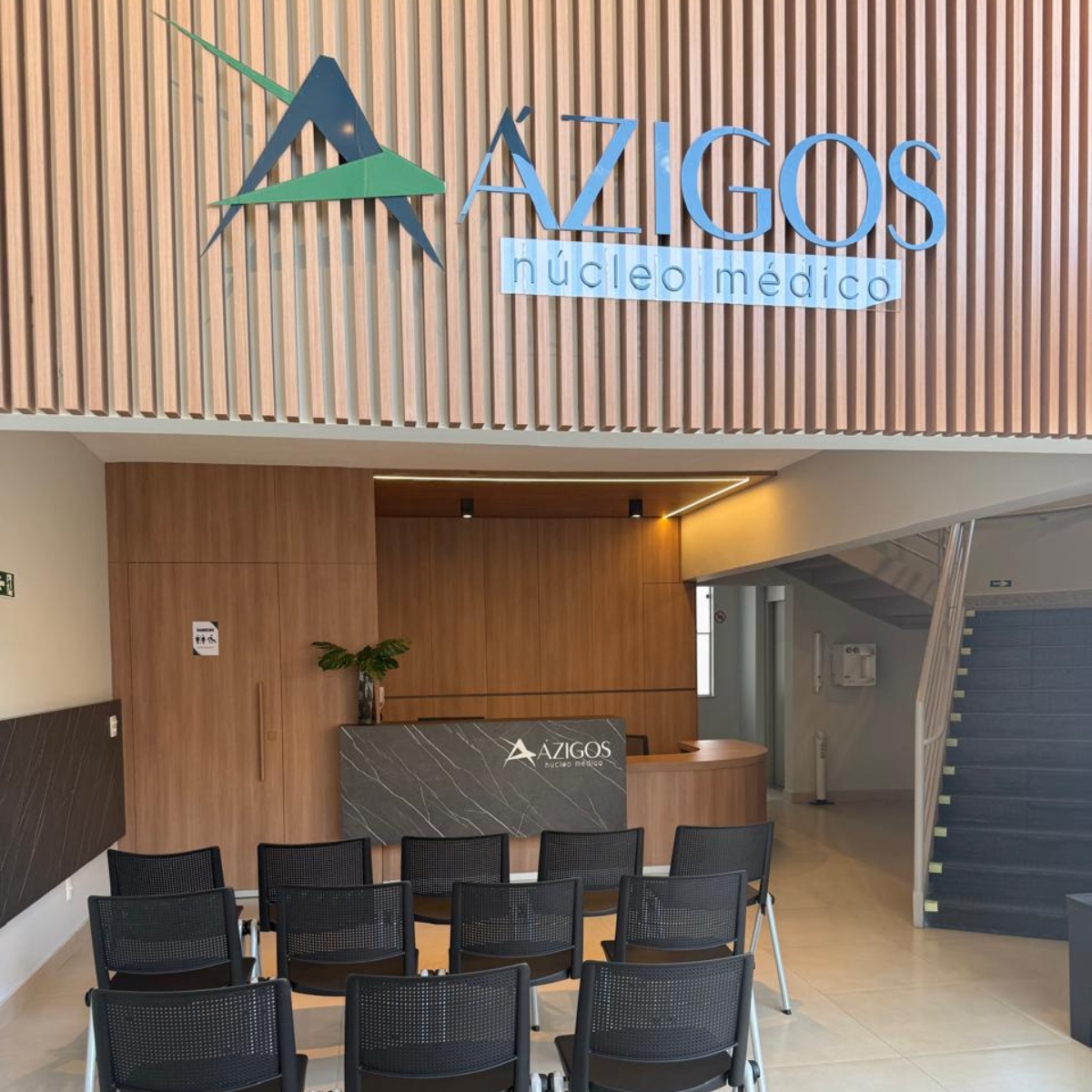 Recepção do Núcleo Ázigos - Clínica moderna com ambiente acolhedor